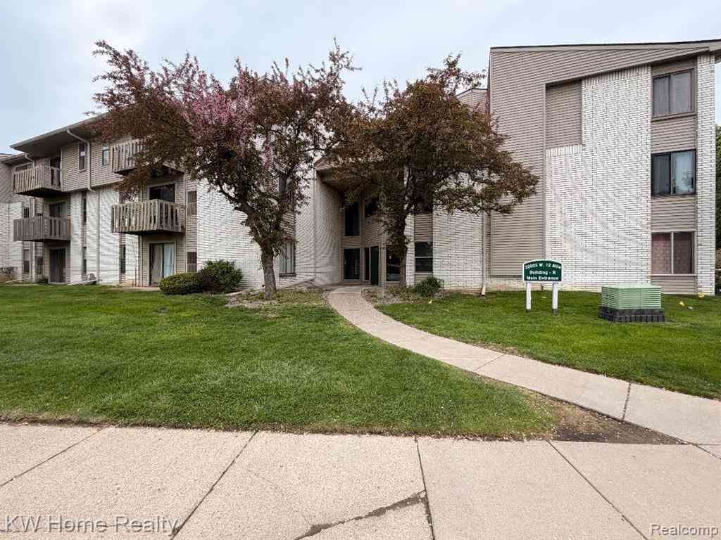 Condo For Sale - 32005 W 12 Mile Road <br/> Farmington, MI 48334