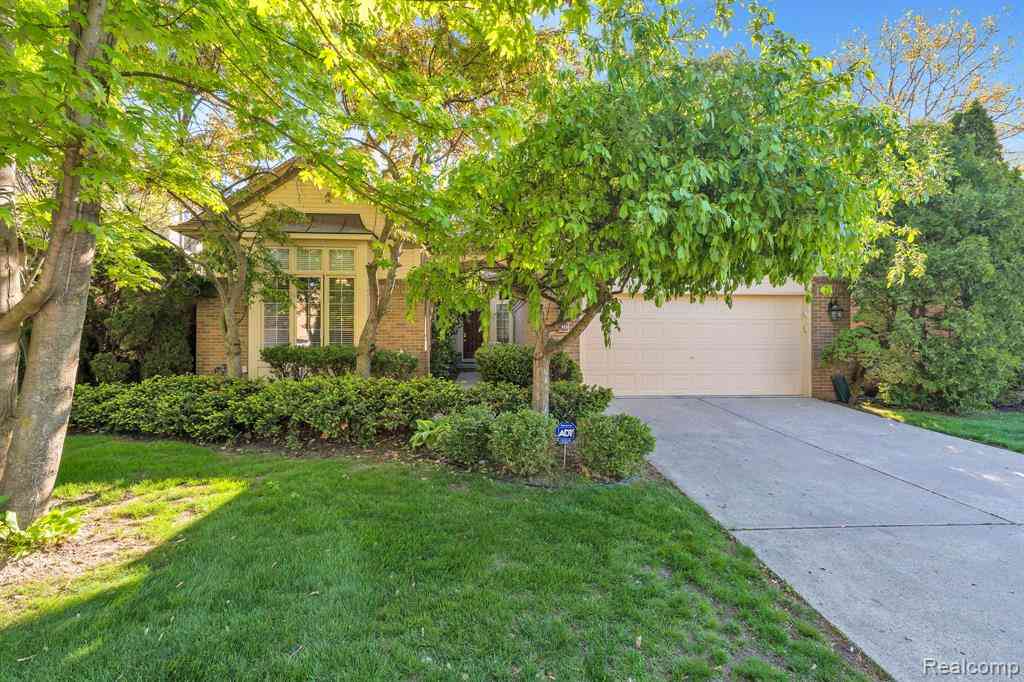 Condo For Sale - 30 Turnberry Lane <br/> Dearborn, MI 48120