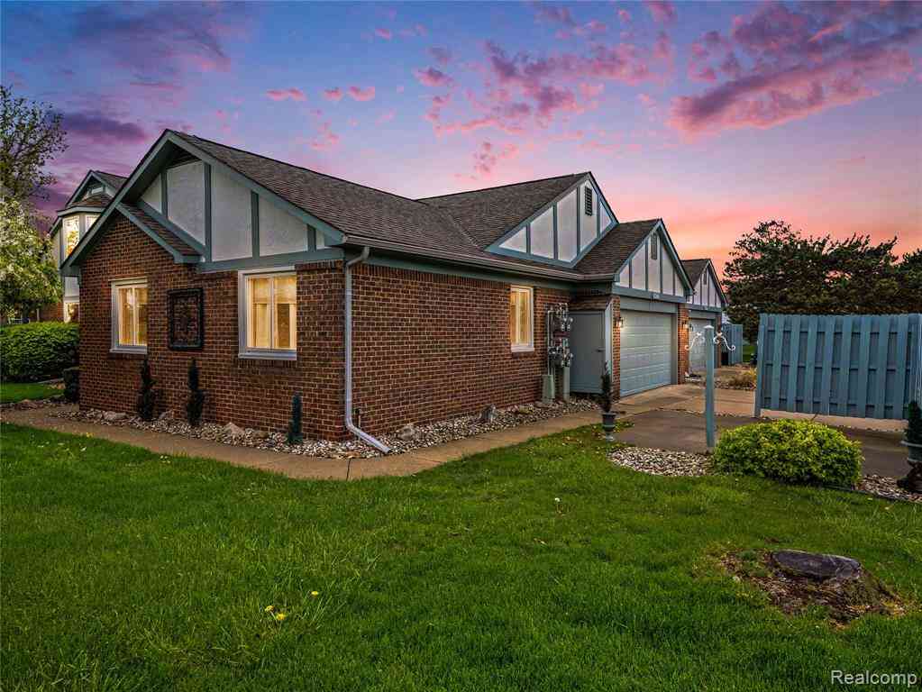 Condo For Sale - 15596 Huntcliff Drive  #40<br/> Macomb, MI 48044