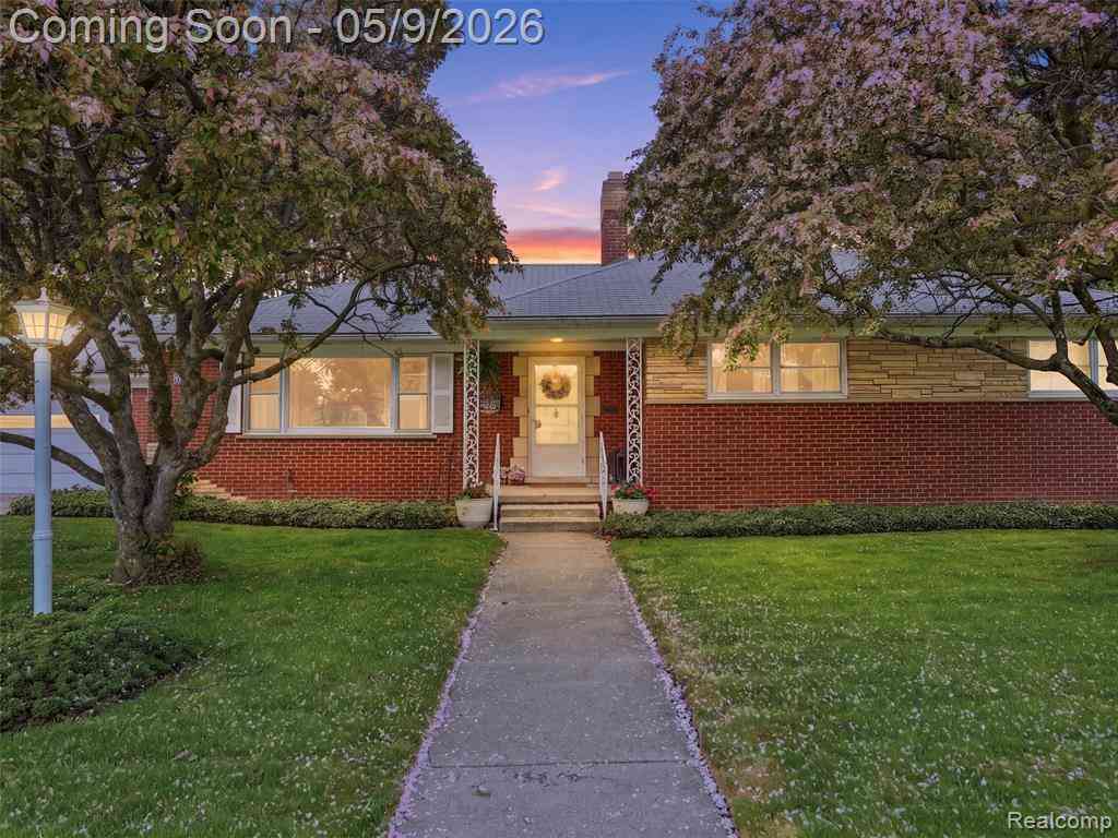 Homes For Sale - 20600 Elizabeth Street <br/> Saint Clair Shores, MI 48080