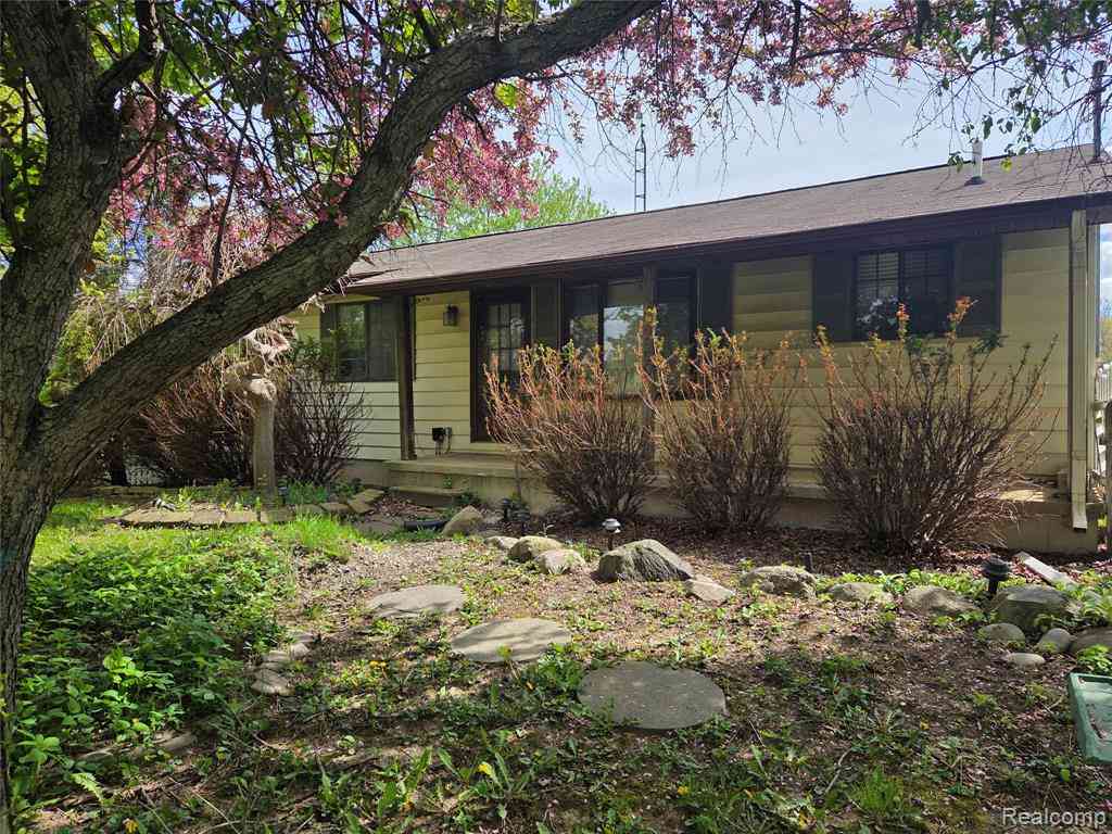 Homes For Sale - 6300 Runyan Lake Road <br/> Fenton, MI 48430