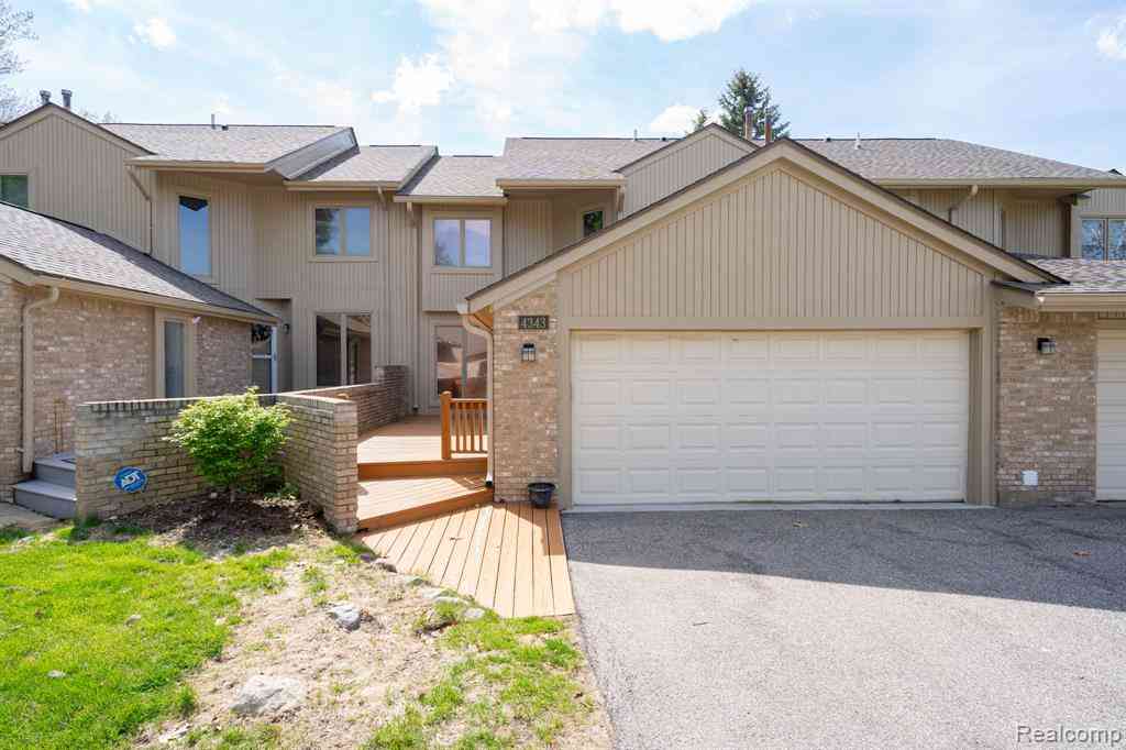 Condo For Sale - 4343 Foxpointe Drive <br/> West Bloomfield, MI 48323