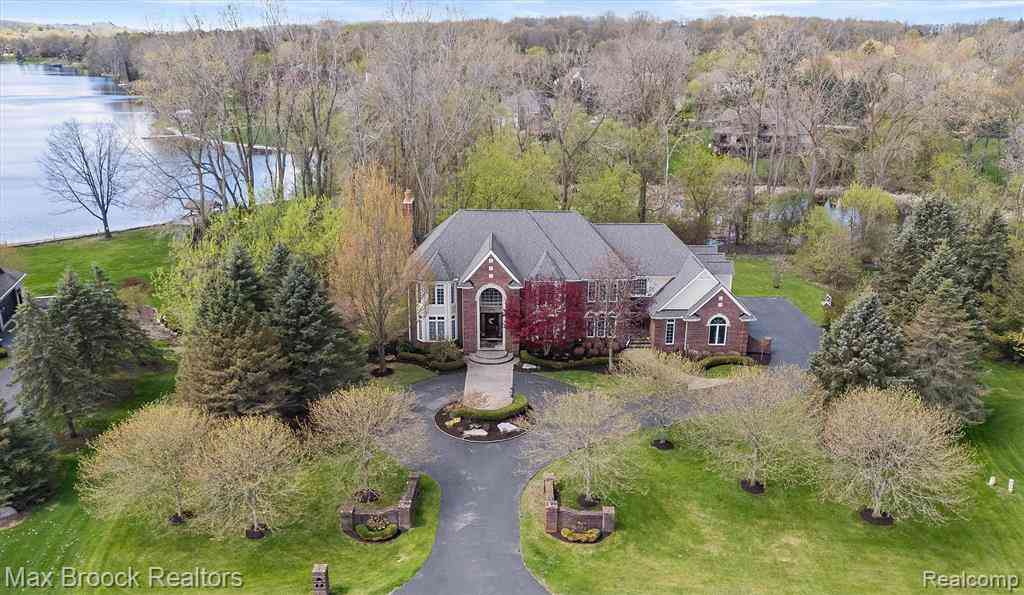 Homes For Sale - 398 Shrewsbury Drive <br/> Clarkston, MI 48348