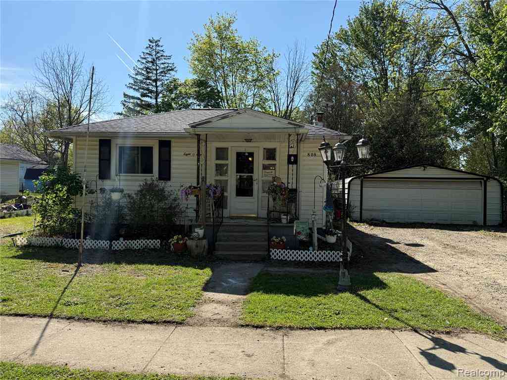 Homes For Sale - 808 Broadway Avenue <br/> Owosso, MI 48867