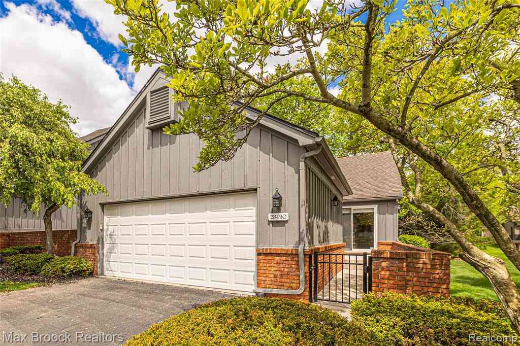 Condo For Sale - 28490 Venice Circle <br/> Farmington Hills, MI 48334