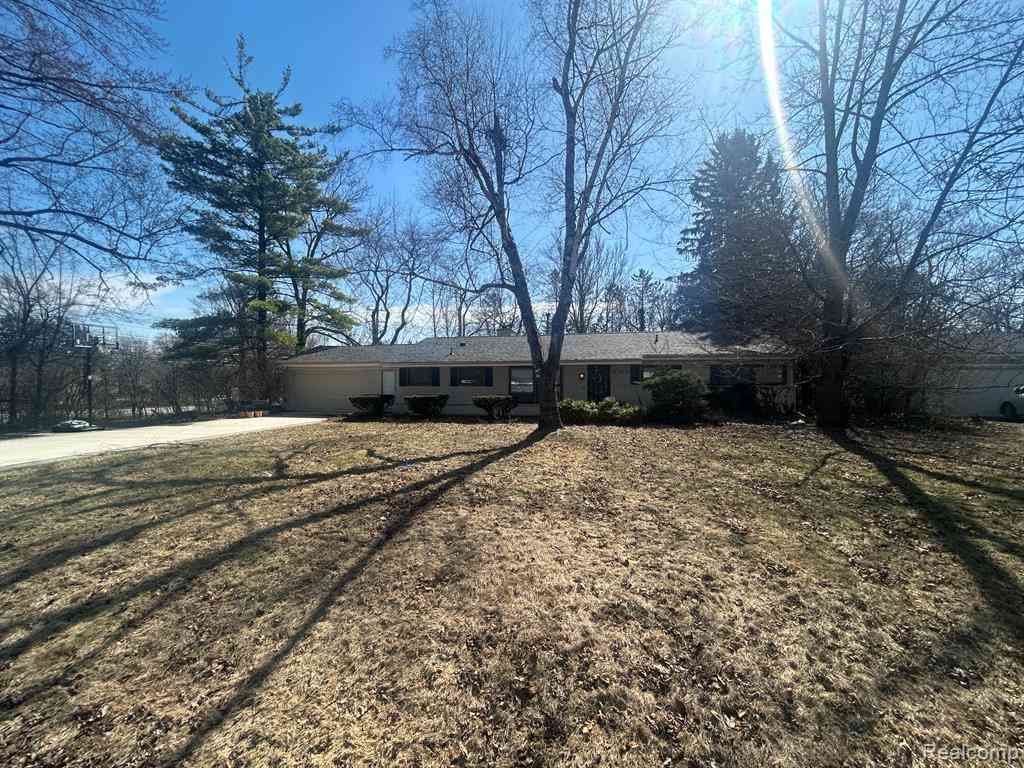 Homes For Rent - 5303 W Briarcliff Knoll Drive <br/> West Bloomfield, MI 48322