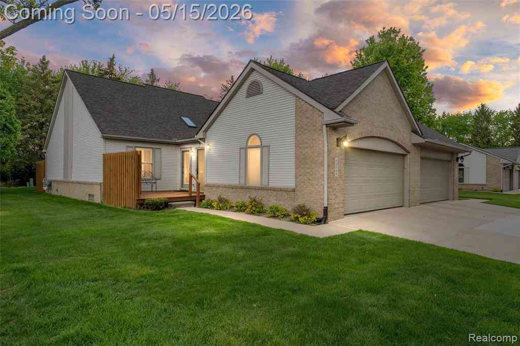 Condo For Sale - 44500 Meadowcreek Lane <br/> Canton, MI 48187