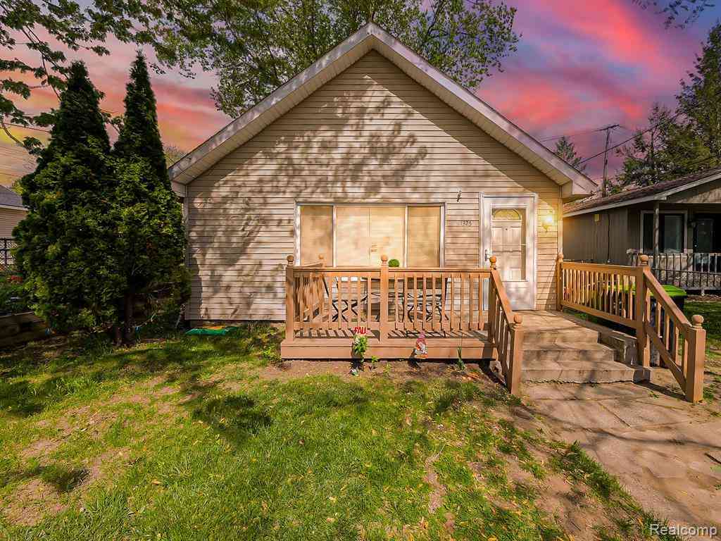 Homes For Sale - 1325 E Lake Drive <br/> Novi, MI 48377