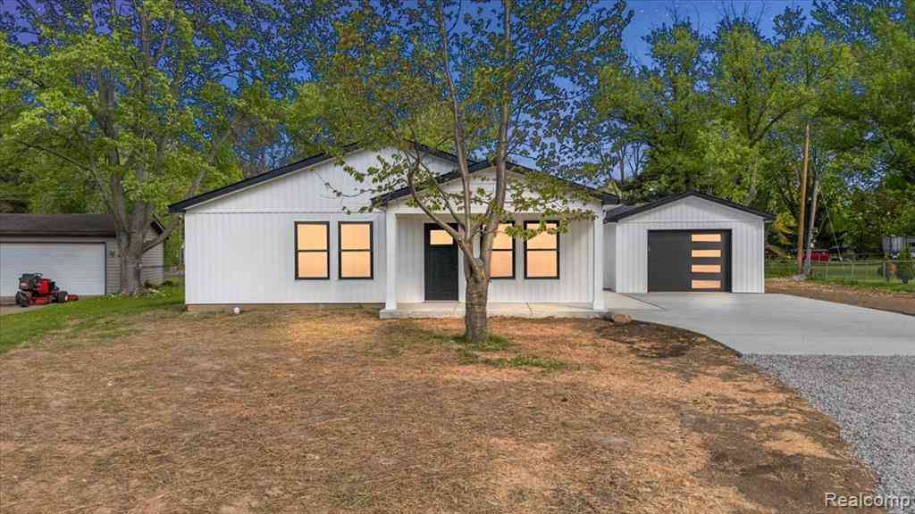 Homes For Sale - 6165 Woodsdale Drive <br/> Grand Blanc, MI 48439
