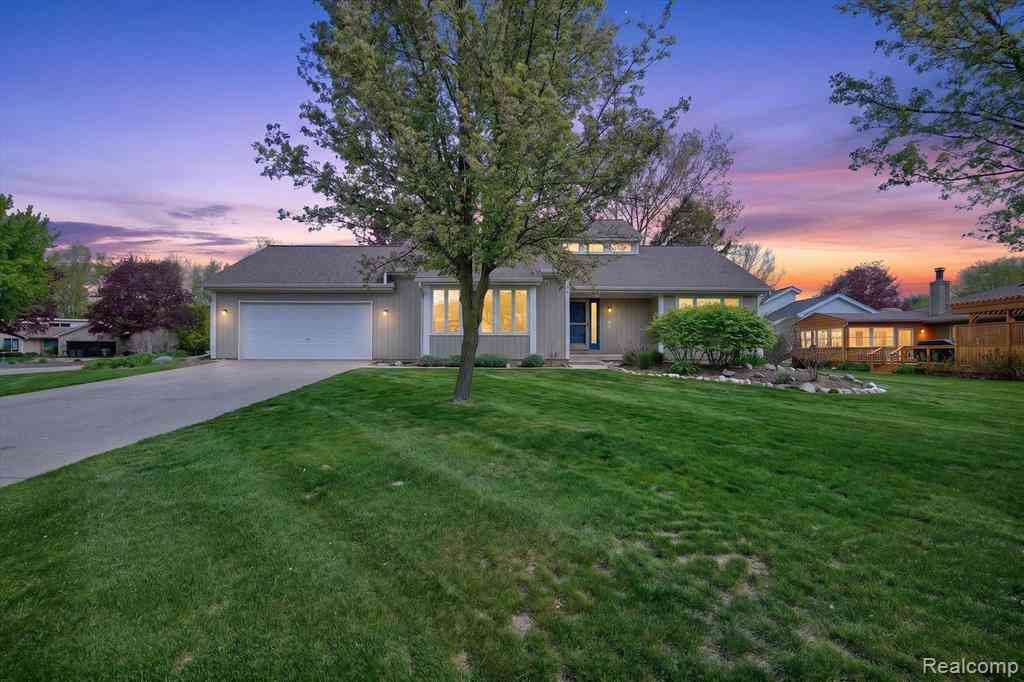 Homes For Sale - 2476 Cedar Key Drive <br/> Lake Orion, MI 48360