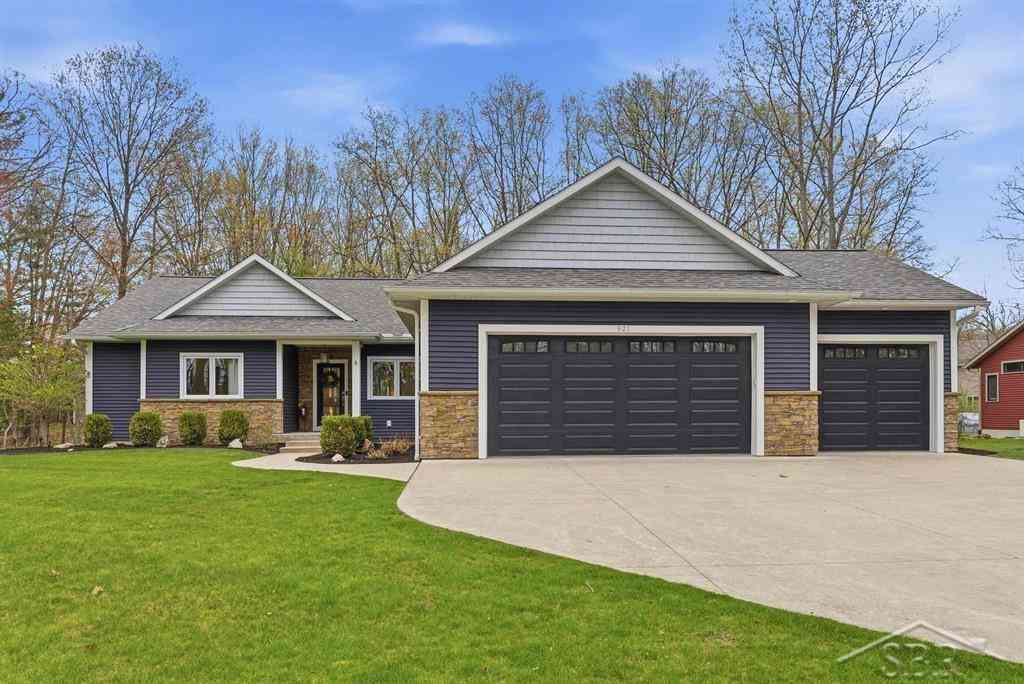 Homes For Sale - 921 S Crooked Tree Lane <br/> Midland, MI 48640