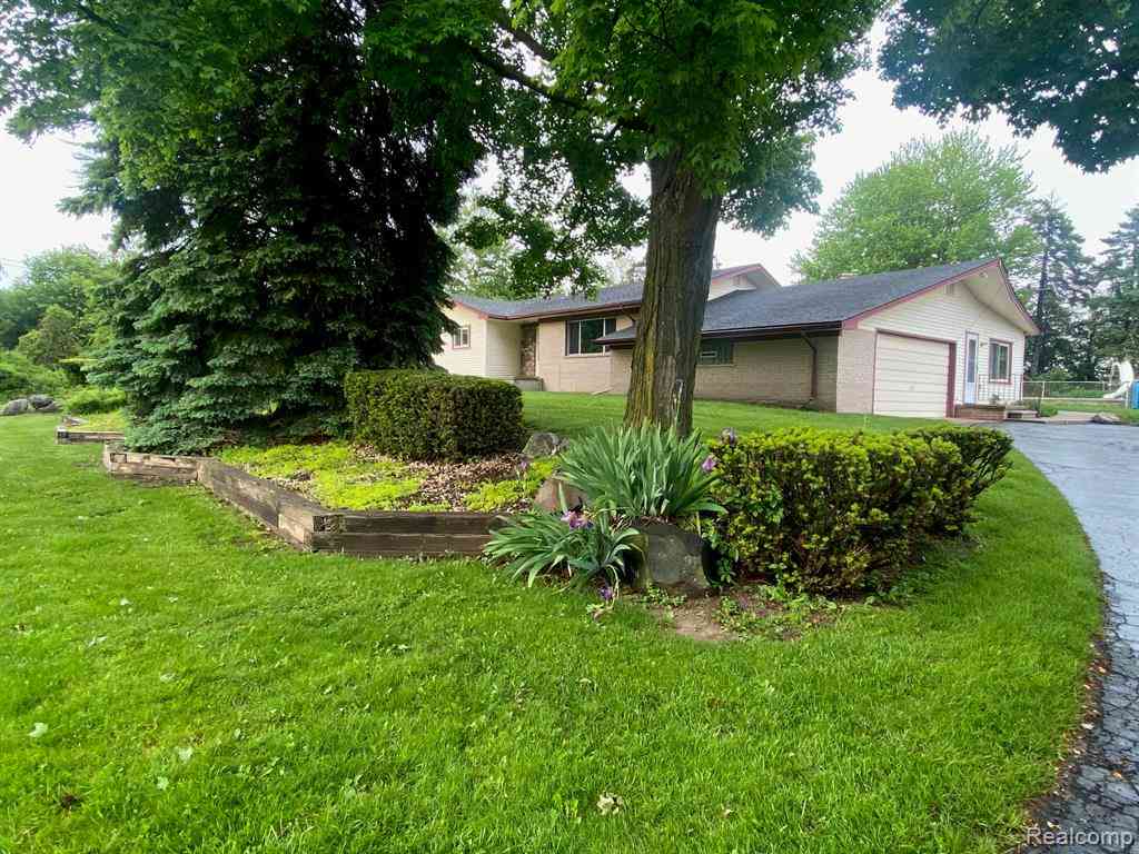 Homes For Sale - 5871 Brewster Road <br/> Rochester, MI 48306