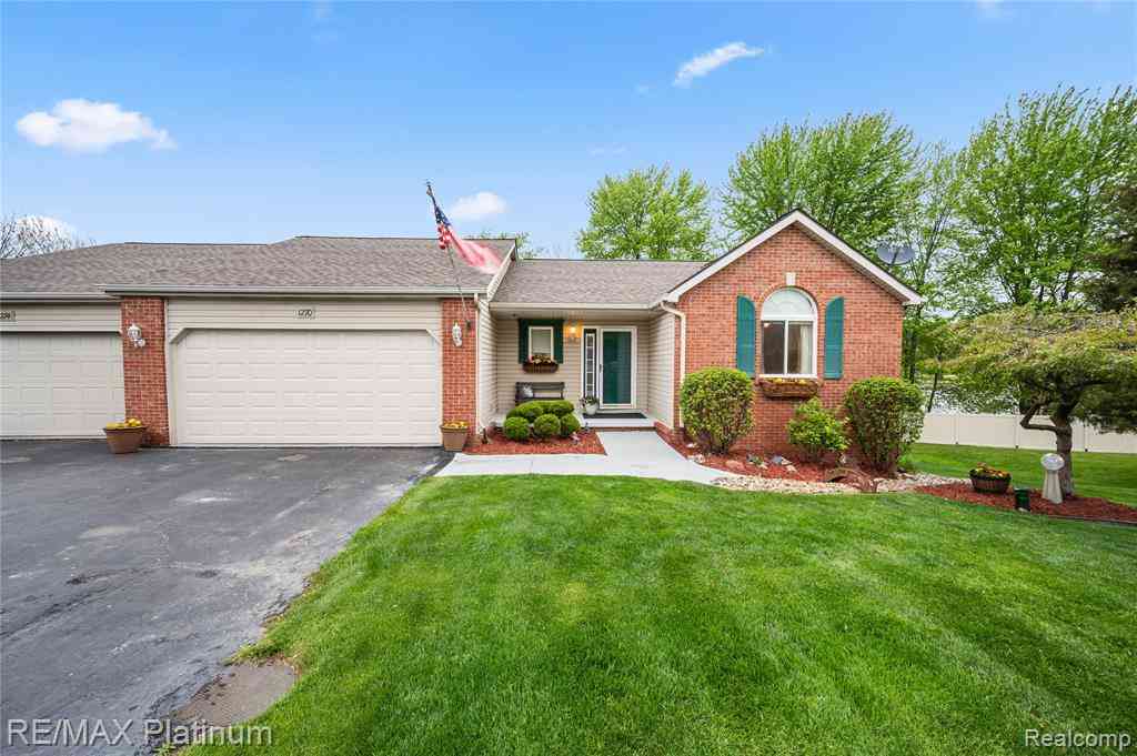 Homes For Sale - 1270 Crystal Pointe Circle <br/> Fenton, MI 48430