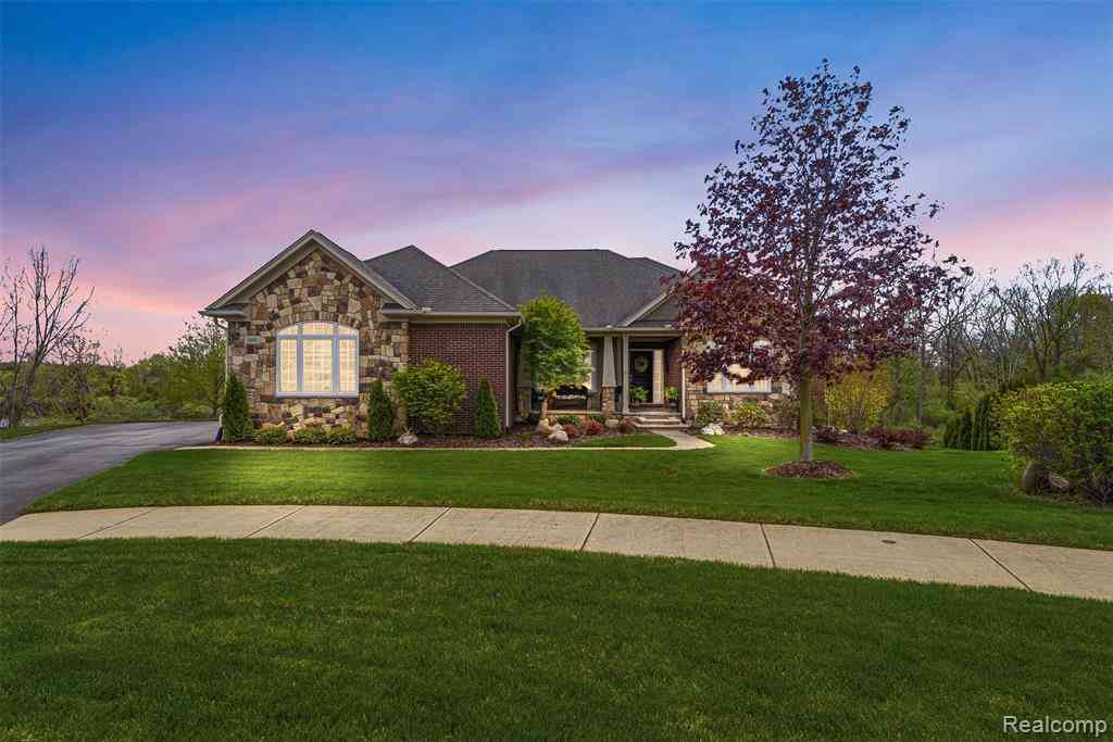 Homes For Sale - 660 Willow Lake Court <br/> Oxford, MI 48371