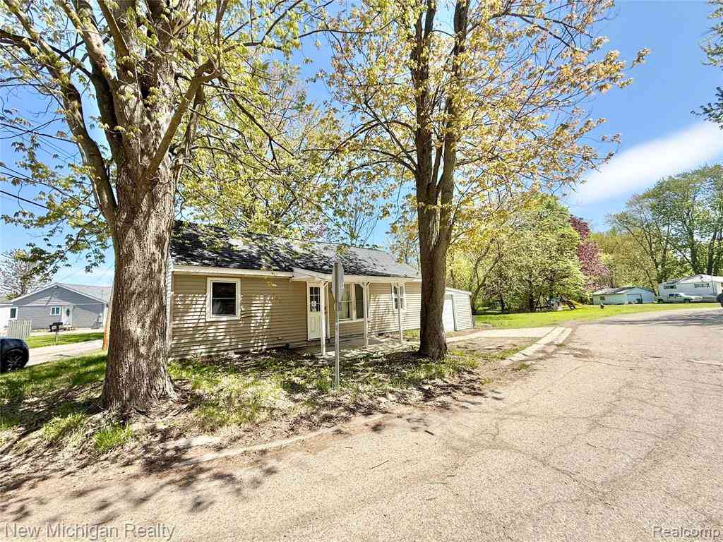 Homes For Sale - 300 Georgia Drive <br/> Lapeer, MI 48446