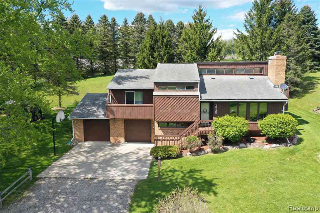 Homes For Sale - 2725 Cooley Lake Road <br/> Highland, MI 48356