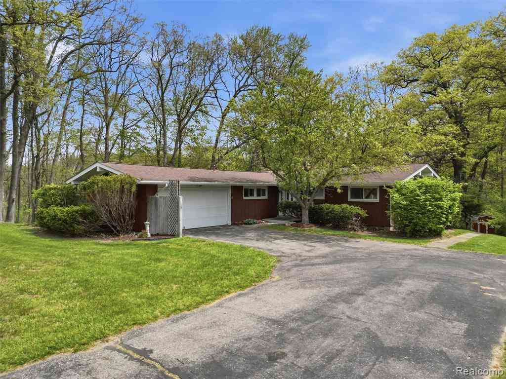 Homes For Sale - 8645 Fieldcrest Drive <br/> Brighton, MI 48116