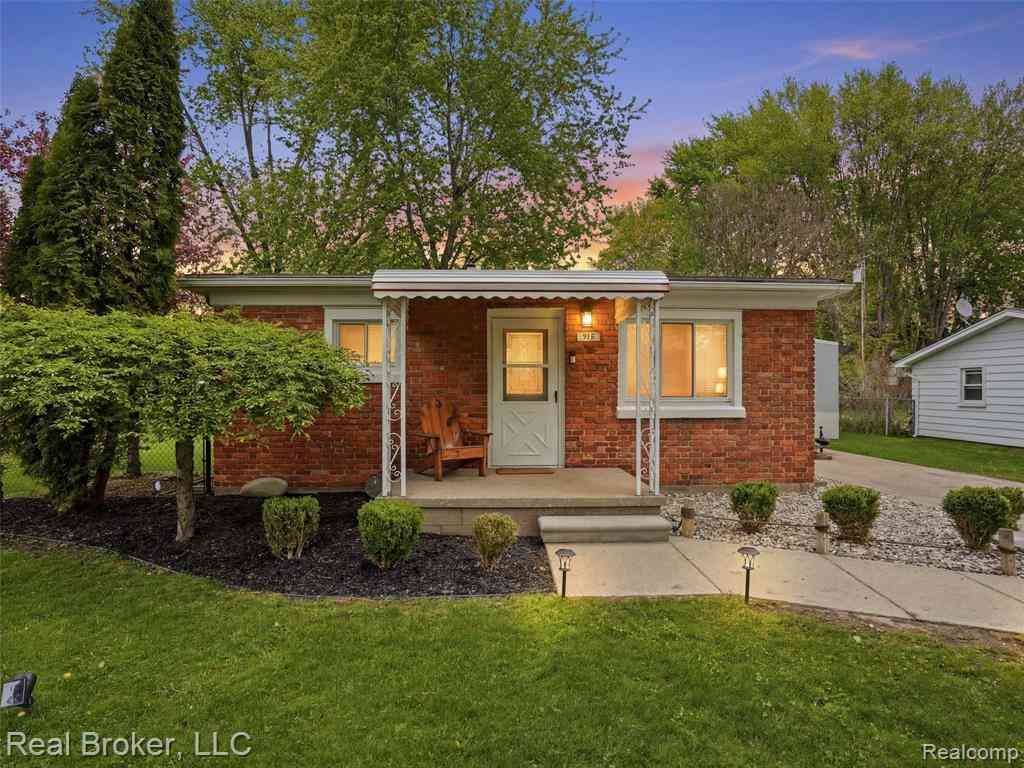 Homes For Sale - 918 Columbia Street <br/> Algonac, MI 48001