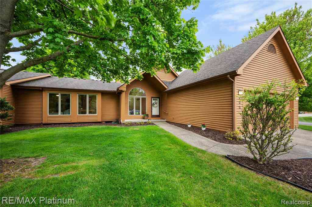 Condo For Sale - 222 Glenwood Avenue <br/> Fenton, MI 48430