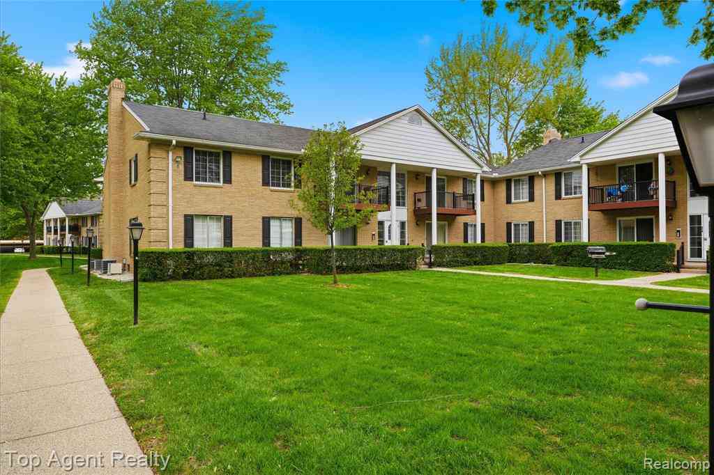 Condo For Sale - 11810 Ina Drive  #70<br/> Sterling Heights, MI 48312
