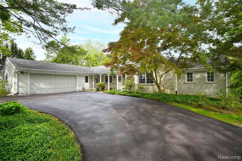 Homes For Sale - 2026 W Bend Court <br/> Bloomfield Hills, MI 48302