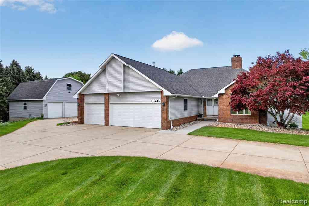 Homes For Sale - 13749 Merrie Meadow Lane <br/> South Lyon, MI 48178