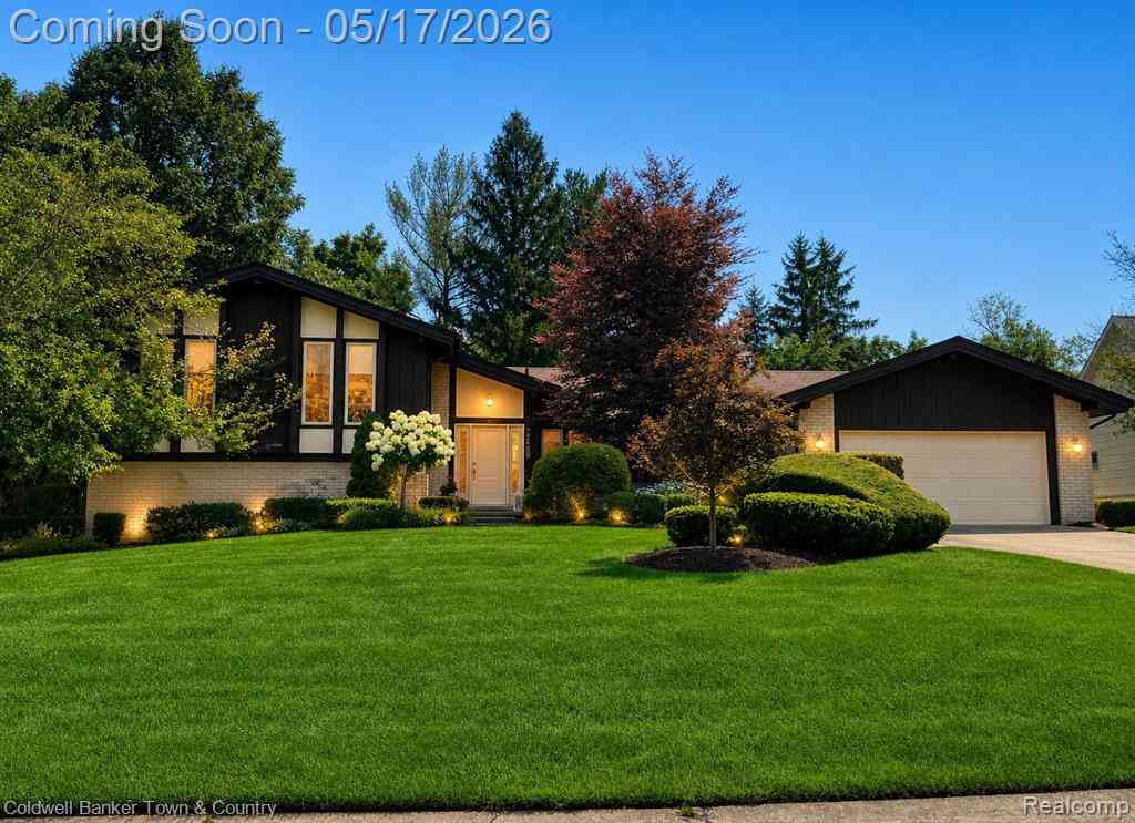 Homes For Sale - 31128 Applewood Lane <br/> Farmington, MI 48331