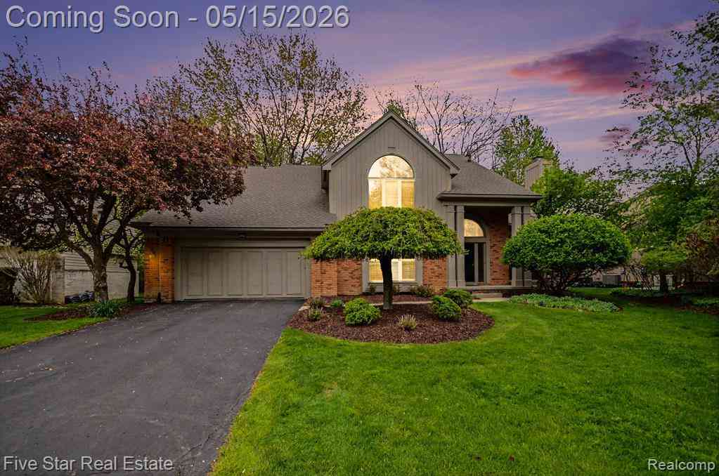 Homes For Sale - 4689 Mirror Lake Drive <br/> West Bloomfield, MI 48323