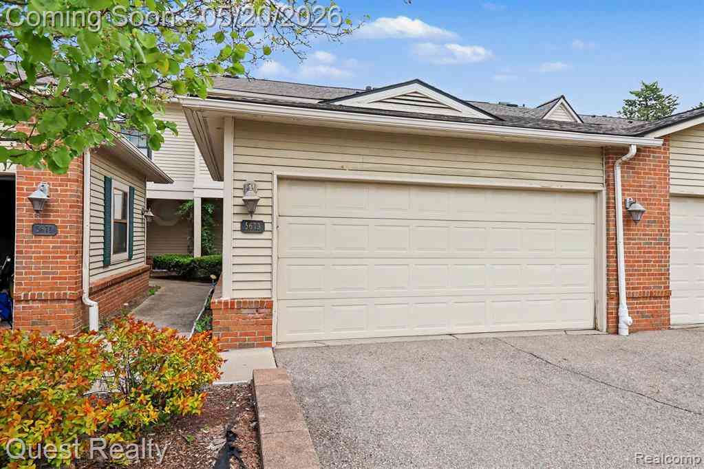 Condo For Sale - 5673 Drake Hollow W Drive W W<br/> West Bloomfield, MI 48322
