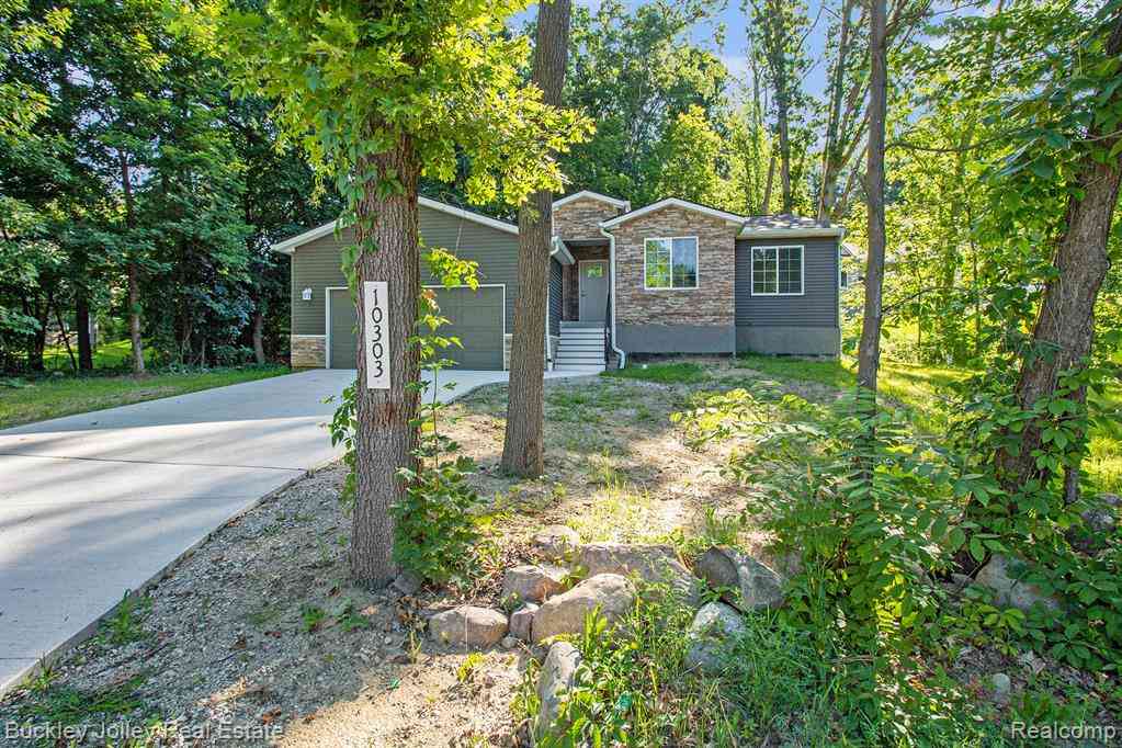Homes For Sale - 10303 Nine Mile Road <br/> Whitmore Lake, MI 48189