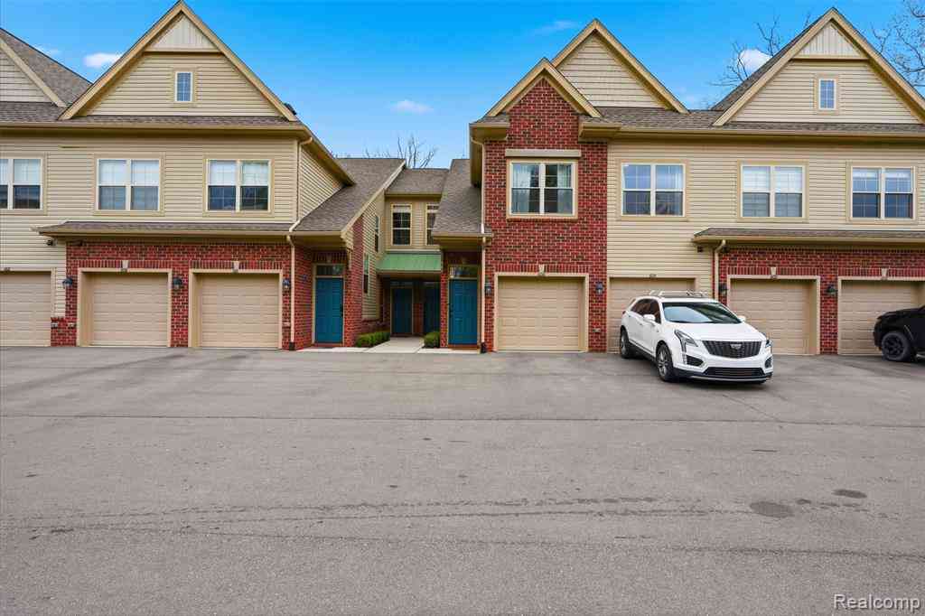 Condo For Sale - 606 Pointe Drive <br/> Walled Lake, MI 48390