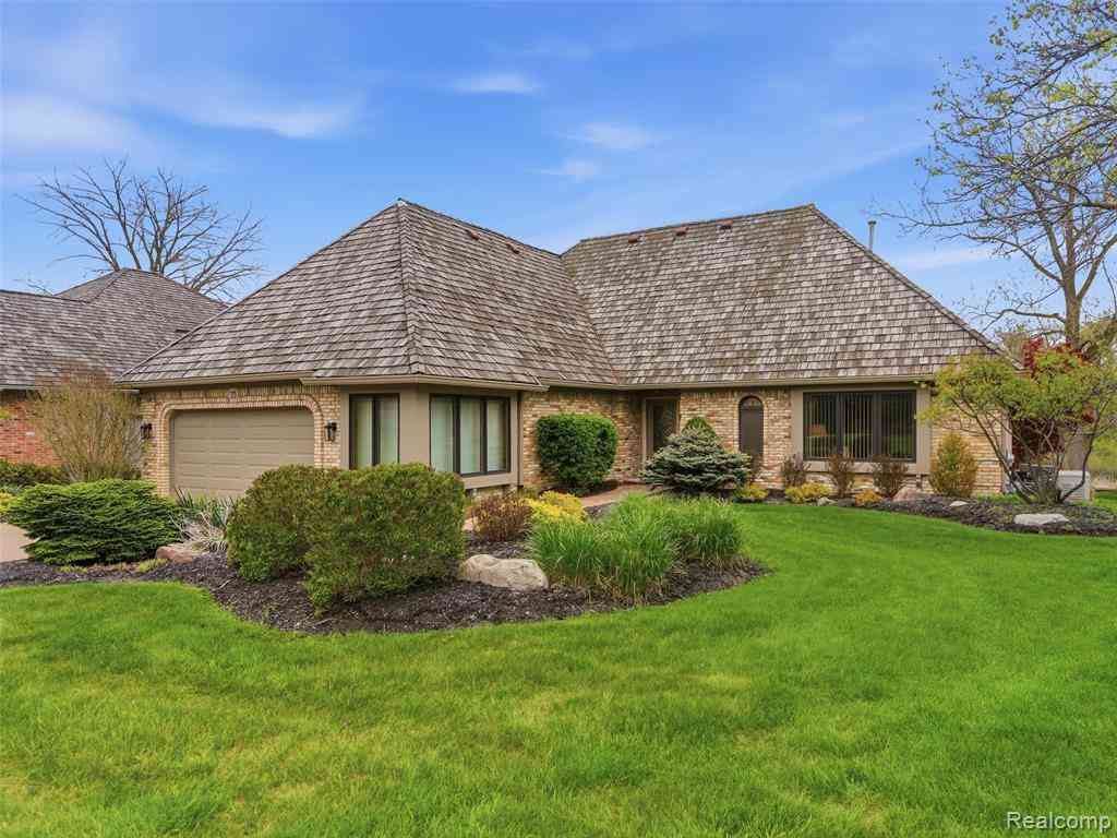 Condo For Sale - 23 Chateaux Du Lac  <br/> Fenton, MI 48430