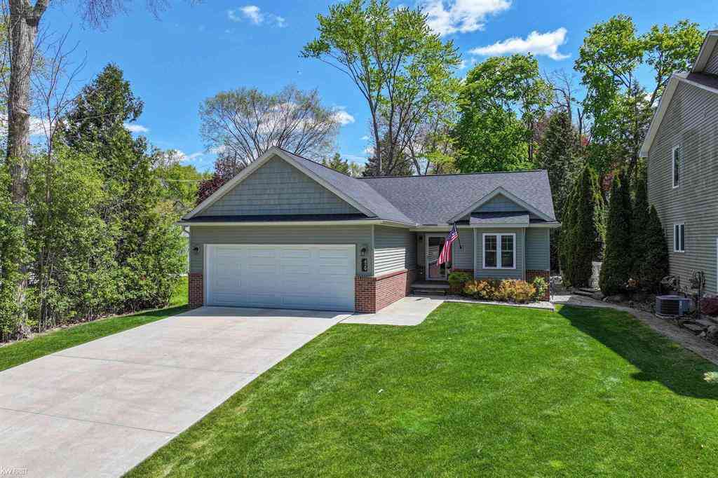 Homes For Sale - 429 Grixdale Lane <br/> Oakland County, Waterford, MI 48328