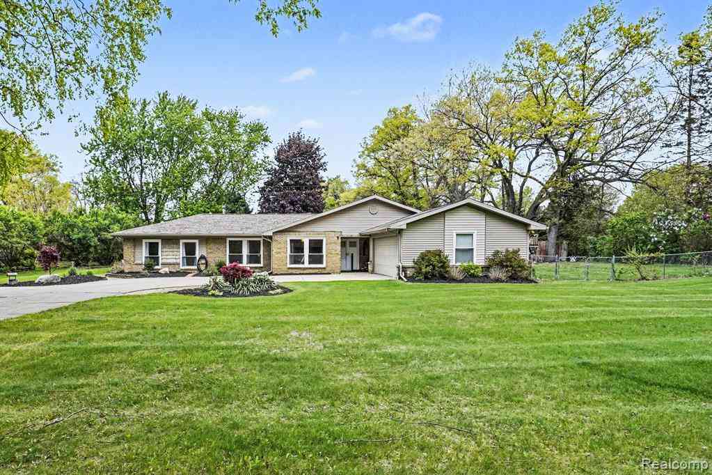Homes For Sale - 9511 Longmeadow Street <br/> Fenton, MI 48430