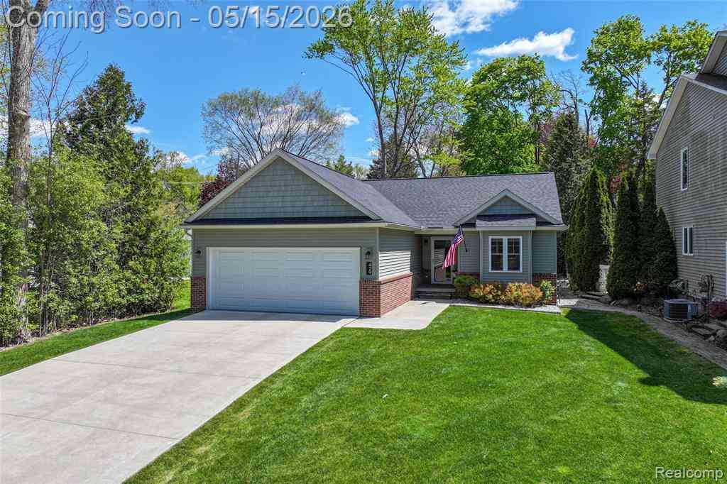 Homes For Sale - 429 Grixdale Lane <br/> Waterford, MI 48328