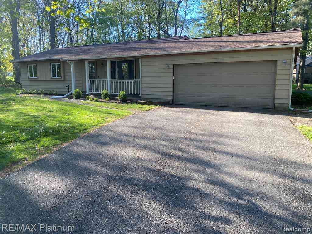 Homes For Sale - 2482 Livernois Drive <br/> Howell, MI 48843