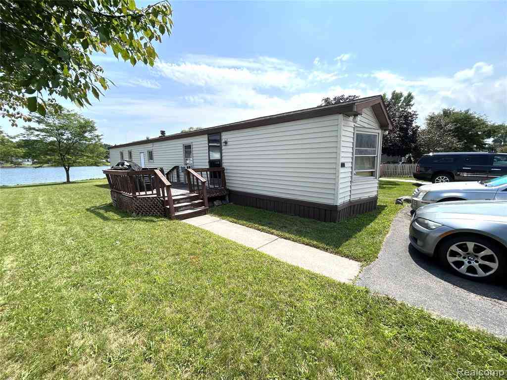 Homes For Sale - 48582 Lakeview Circle <br/> Shelby Twp, MI 48317