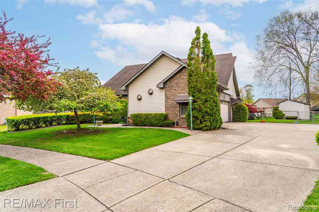 Homes For Sale - 47799 Farmbrook Court <br/> Macomb County, Chesterfield, MI 48051