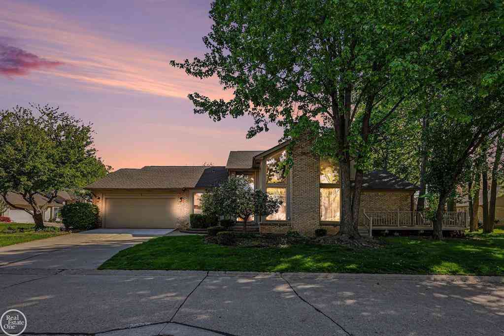 Condo For Sale - 43052 W Kirkwood Drive <br/> Clinton Township, MI 48038