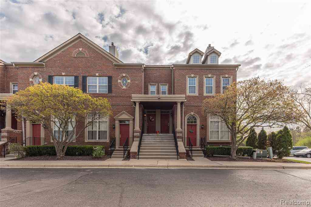 Condo For Sale - 29242 W Glen Oaks  <br/> Farmington Hills, MI 48334