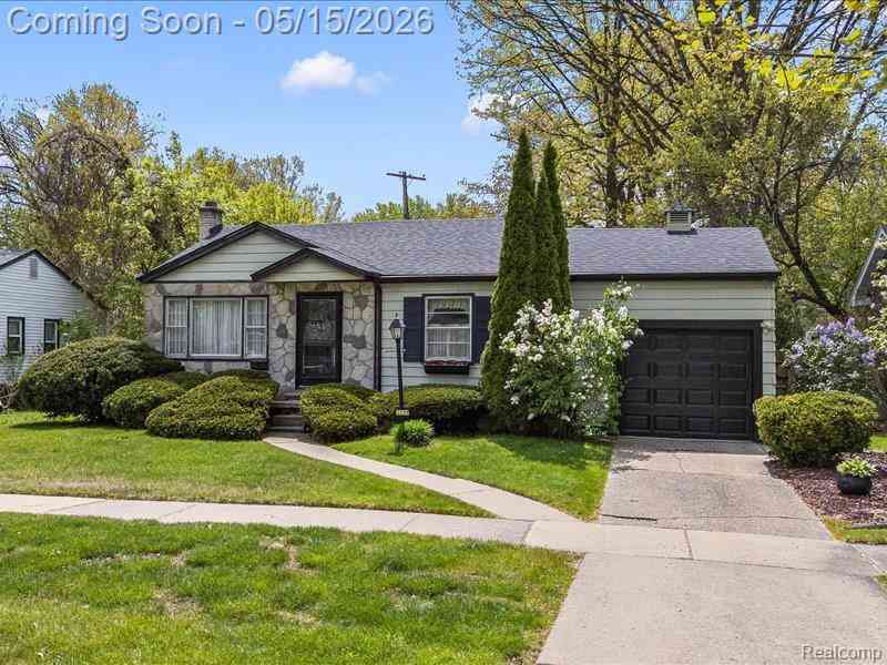 Homes For Sale - 2229 E 8 Mile Road <br/> Grosse Pointe, MI 48236