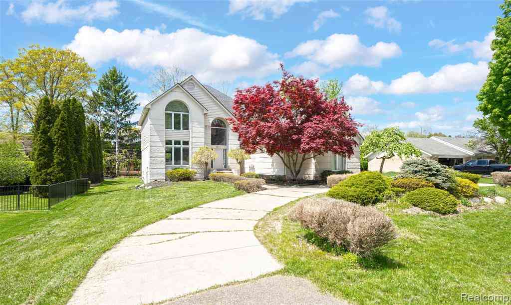 Homes For Sale - 2337 Horseshoe Drive <br/> West Bloomfield, MI 48322