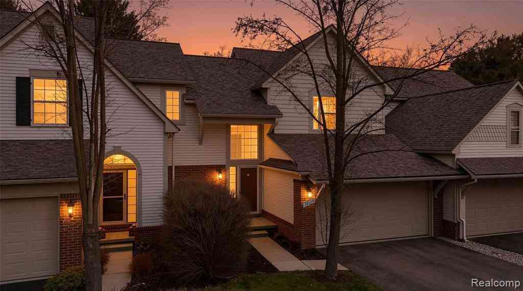 Condo For Sale - 38154 Saratoga Circle <br/> Farmington Hills, MI 48331