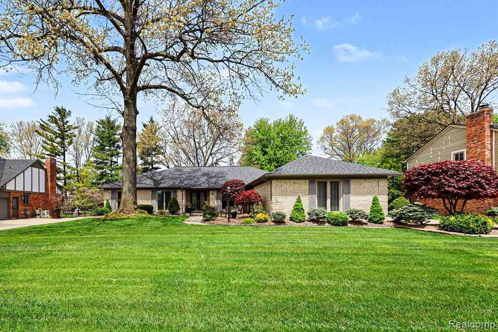 Homes For Sale - 11921 Raintree Court <br/> Utica, MI 48315