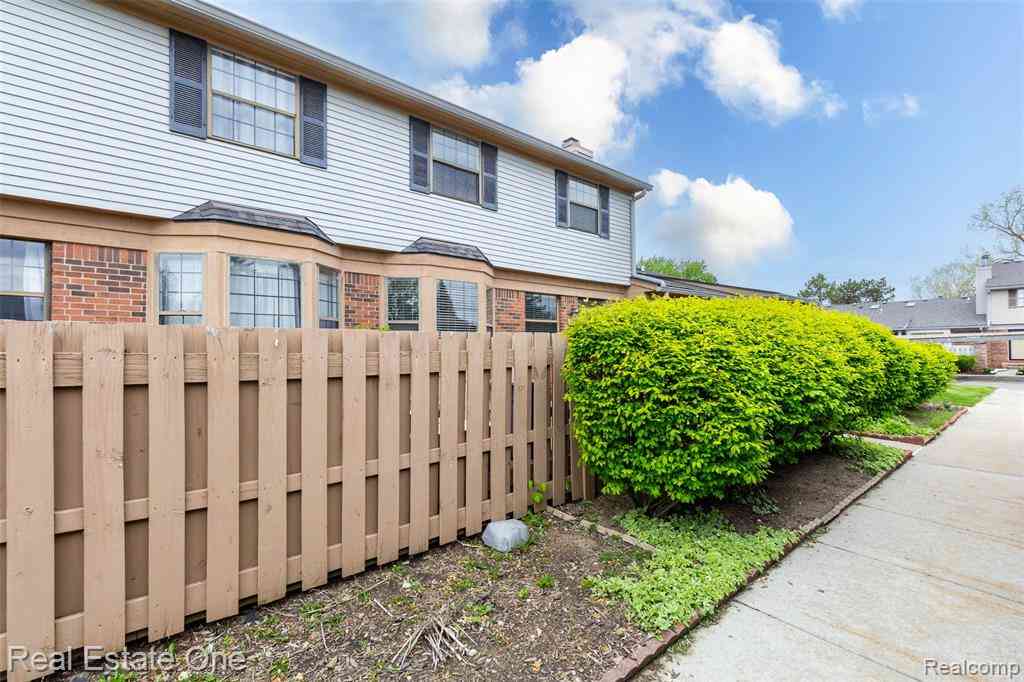 Condo For Sale - 1891 Vine Way Drive  #33<br/> Canton, MI 48188
