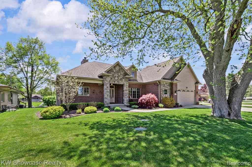 Homes For Sale - 3348 Kingsway Drive <br/> Highland, MI 48356
