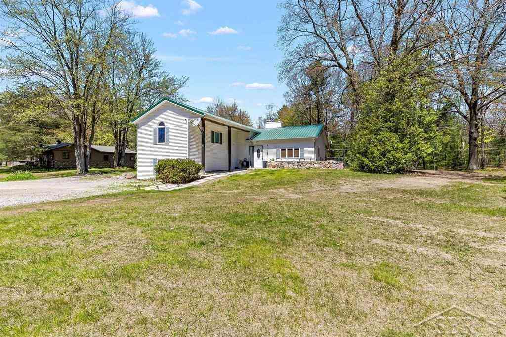 Homes For Sale - 3901 E Monroe Road <br/> Midland, MI 48642