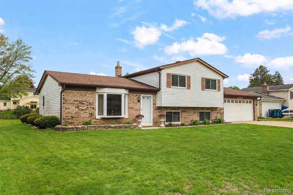 Homes For Sale - 2814 Burgess Hill Drive <br/> Oakland County, Waterford, MI 48329