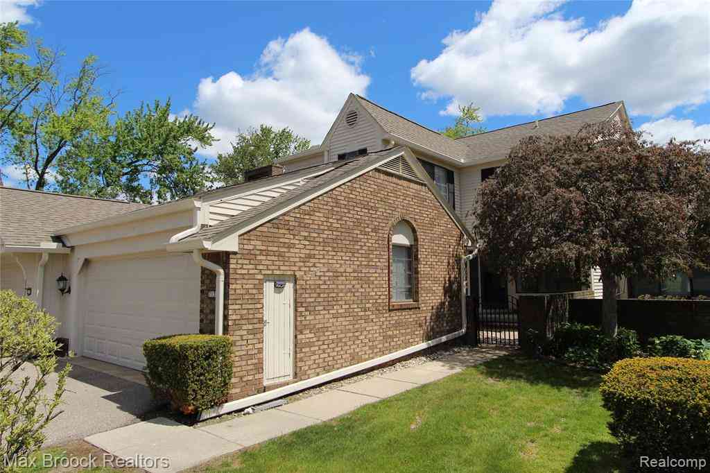 Condo For Sale - 7139 Creeks Crossing <br/> West Bloomfield, MI 48322