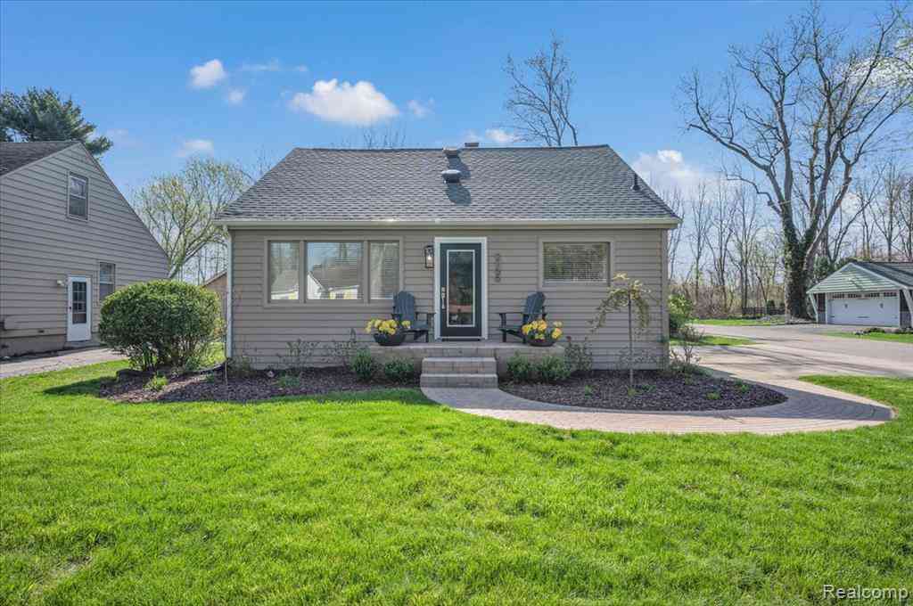 Homes For Sale - 2155 Avondale  <br/> Oakland County, Sylvan Lake, MI 48320
